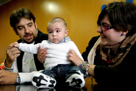 Juan posa junto a sus padres en el IVI de Valencia. | Efe