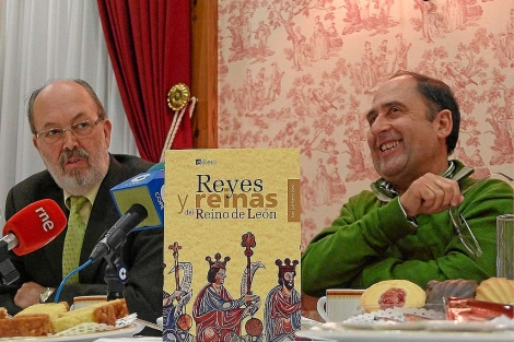 Vicente Pastor (i), editor, y Juan Luis Puente, durante la presentacin del ltimo libro de ste, editado por Edilesa. | S. Martn