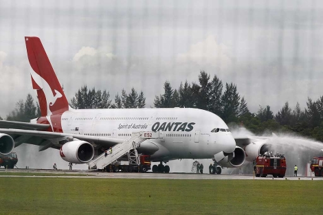 El avión, atendido por los servicios de emergencia. | Reuters