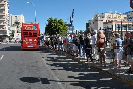 Pasajeros recin desembarcados esperando el autobs turstico en Cdiz. | Cata Zambrano