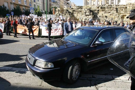 El coche oficial con el presidente Grin y los manifestantes detrs. | Madero Cubero