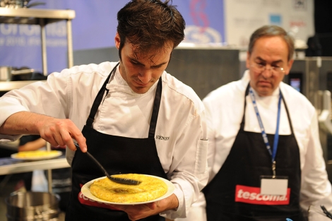 El chef Senn Gonzlez cocina la tortilla vencedora. | E.M.