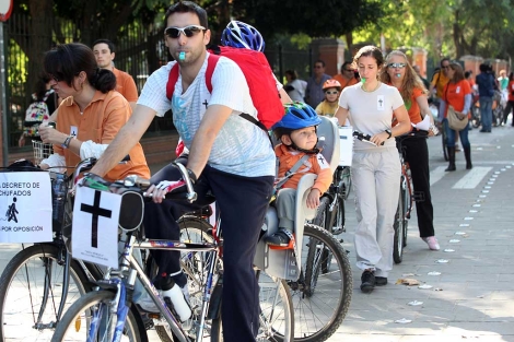 Algunos de los participantes en la marcha en bici contra el decreto de la Junta. | E. Lobato