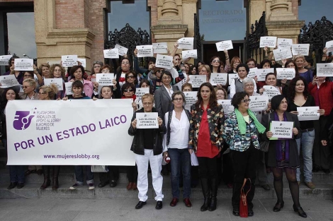 La concentracin feminista ante la puerta del Rectorado cordobs. | Madero Cubero