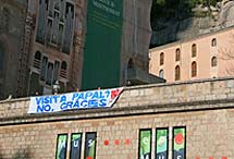 Pancarta en Montserrat.