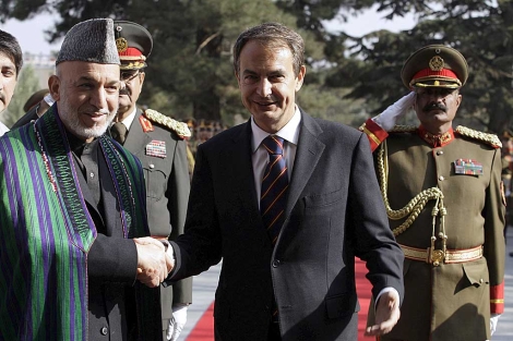 Zapatero estrecha la mano del presidente afgano, Hamid Karzai, a su llegada a Kabul. | Efe