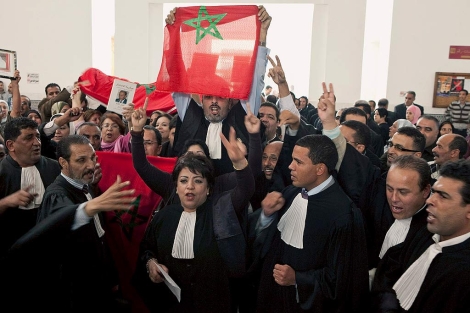 Abogados marroques agitan banderas durante el juicio en Casablanca. | Efe
