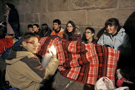 Un grupo de jvenes, en los aledaos de la Catedral. | Cabalar
