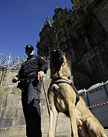 Un agente frente a la Catedral. | Reuters