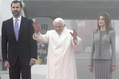 El Papa, entre los Prncipes de Asturias, en el Aeropuerto de Santiago. | efe