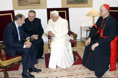 El Papa, junto a Rubalcaba, mximo representante del Gobierno en Santiago. | Efe
