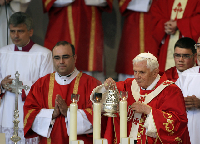 Benedicto XVI, durante la Eucarista en el Obradoiro. | AP