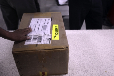 Un trabajador del aeropuerto de Sanaa inspecciona un paquete. | Reuters