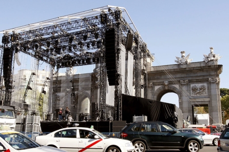 Imagen del escenario que se ha montado en la Puerta de Alcal para el concierto de la MTV. | Efe