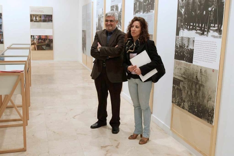 Manuela Aroca y Jess Prez, en la exposicin. | Efe