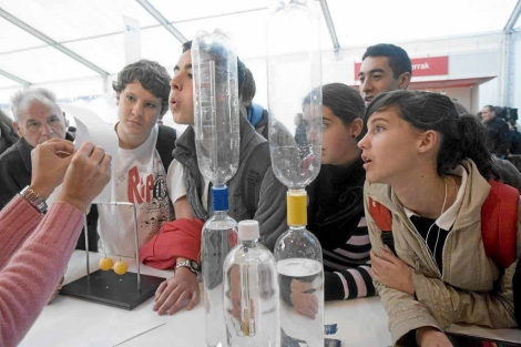 Alumnos de colegios de Bilbao en jornadas anteriores de la Semana de la Ciencia. | El Mundo