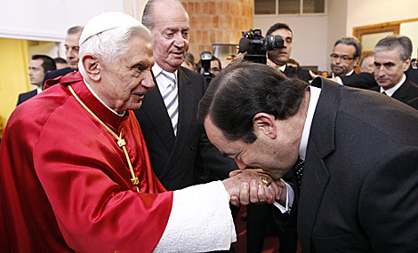 Jos Bono saluda al Papa en presencia del Rey. | Efe