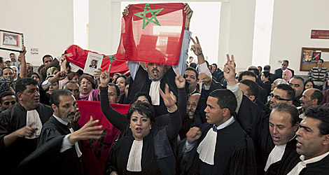 Parte del grupo de marroquíes que comenzó el alboroto y las agresiones. | Efe