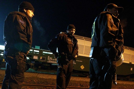 Varios policas custodian el tren con material radiactivo. | Reuters