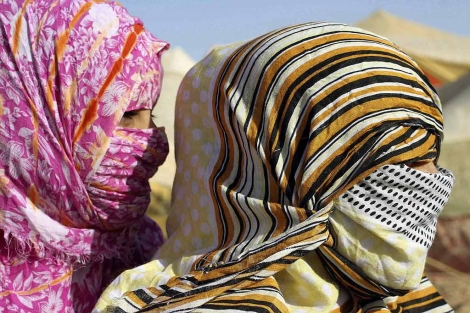 Dos saharauis en el campamento de 'Gdeim Izik', antes de que fuera desmantelado . | Reuters