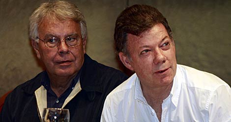 Gonzlez, ayer, junto al presidente de Colombia en un coloquio en Cartegena de Indias. | Efe