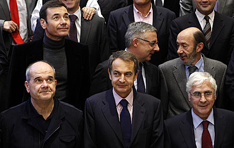 Zapatero, rodeado por Chaves, Barreda, Gmez, Blanco y Rubalcaba. | Efe