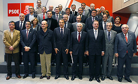 Foto de familia de Zapatero y los 'barones' territoriales. | Efe