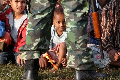 Un soldado tailands vigila a refugiados birmanos en Mae Sot (Tailandia).| Efe
