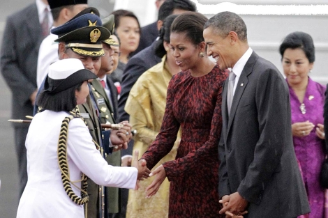 El matrimonio Obama, a su llegada a Yakarta. | Ap