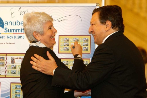 La primera ministra croata, Kosor, con el presidente de la CE, Barroso.| Reuters