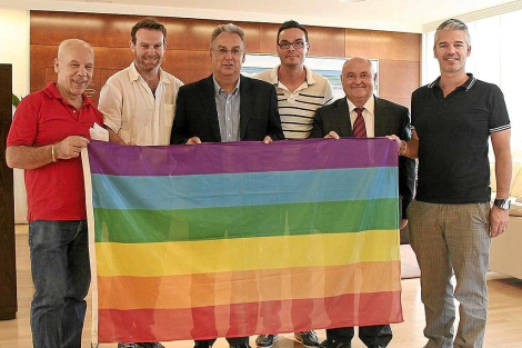 El alcalde de Benidorm, con representantes del colectivo homosexual. | E.M.