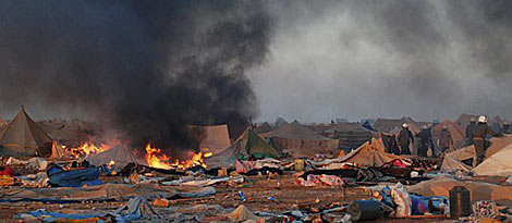 Policas marroques recorre el campamento saharaui, que est en llamas. | Efe