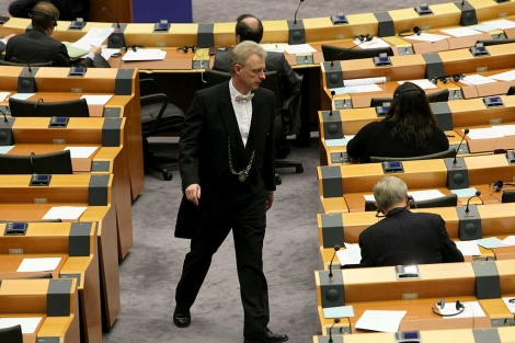 Un bedel, durante una sesin plenaria del Parlamento Europeo en Bruselas.| Efe