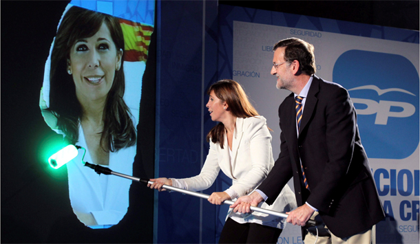 Alicia Snchez-Camacho junto Rajoy 'pegando' su cartel virtual.| Efe