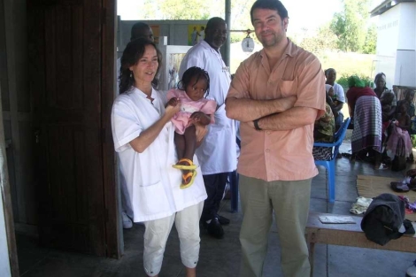 Clara Menndez y Pedro Alonso, en la clnica que dirigen en Mozambique. |P.A.