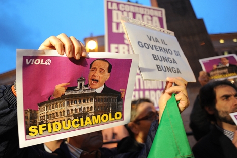Opositores a Berlusconi se manifiestan en Roma, el pasado lunes. | Afp