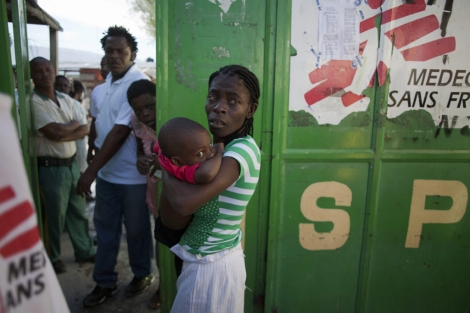 Una mujer llega con su hijo, el cual presenta sntomas de clera. | A. Martnez