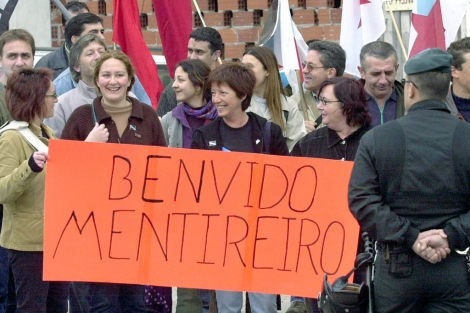 Manifestacin frente al juzgado de Corcubin por la presencia del delegado del Gobierno. | Efe