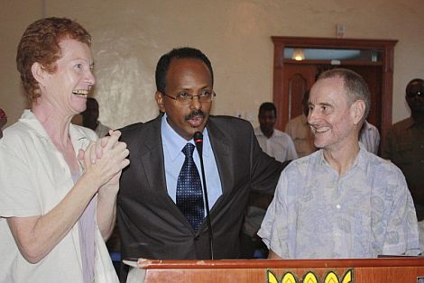 La pareja posa con el primer ministro, Mohamed Abdullahi Mohamed. | AFP