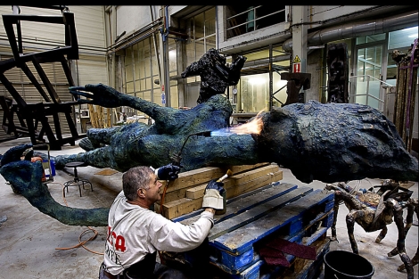 Un operario repasa una de las esculturas. | Mitxi
