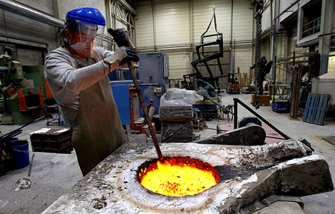 Un empleado prepara el metal fundido. | Mitxi