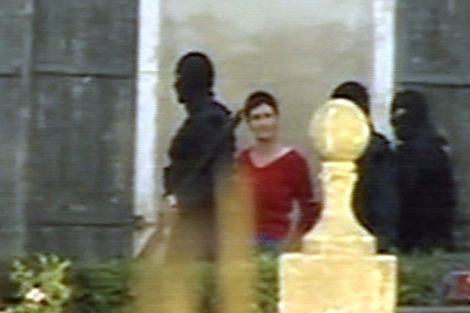 Policas franceses escoltan a Mara Soledad Iparraguirre, tras detenerla en Bayona en 2004.|Efe