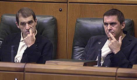 'Josu Ternera' y Arnaldo Otegi, en el Parlamento vasco en 2001. | Efe