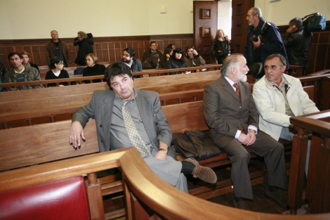 Victor Das, Gerardo Torres y Luis Lavandeira, en el juzgado de Valena.