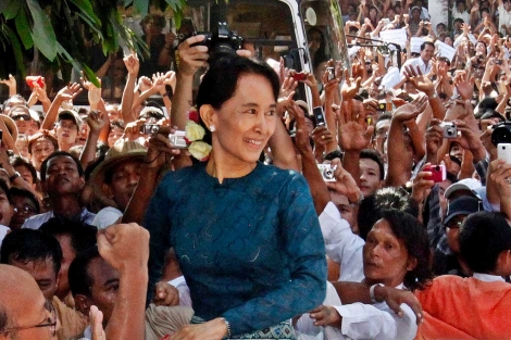Aung San Suu Kyi sonre a su llegada a la sede del NLD en Rangn.| Efe
