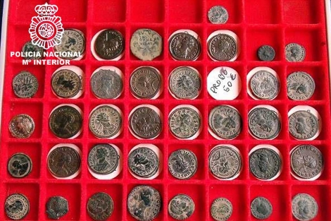 Monedas recuperadas por la Polica tras su expolio en la provincia de Crdoba. | El Mundo