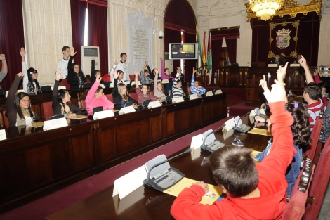 Los nios votan una de las propuestas presentadas en pleno. | Nacho Alcal