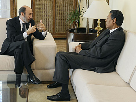 Rubalcaba y su homlogo marroqu, Taib Charkaui, durante el encuentro. | AFP