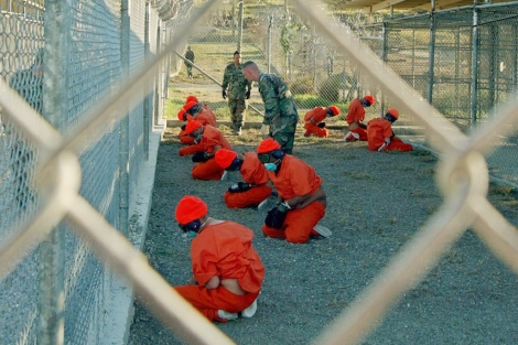 Marines estadounidenses vigilan a presos en 2003 en la base de Guantnamo.| Afp
