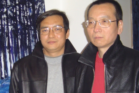 Liu Xiaobo (dcha.) en una foto con su hermano Liu Xiaoxuan en 2005. | Afp